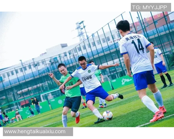 足球明星转会潮流再起新动态各大俱乐部争夺战激烈进行中