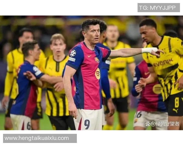 足球明星在比赛中意外倒地瞬间引发全场关注与热议