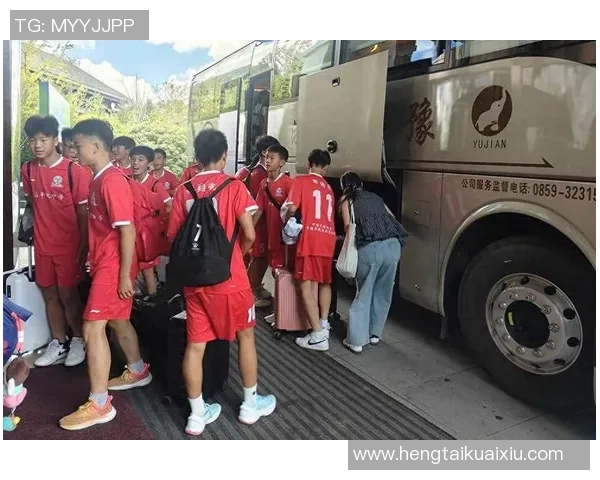 足球明星大巴车盛装出发球迷热情高涨共迎精彩赛事